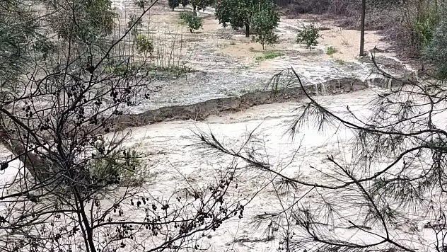 Adana'da sağanak felaketi! Dereler taştı, yollar kapandı