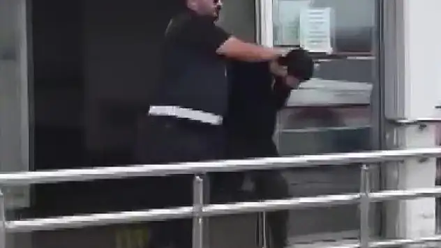 Adana sıcağında mont giydi, polise yakalandı