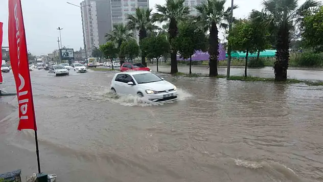 Adana'yı sağanak vurdu, yollar göle döndü