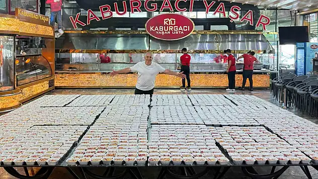 Kaburgacı Yaşar yüzlerce aşure dağıttı!