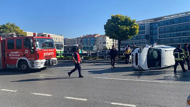 Adliye Kavşağı'nda trafik kazası! Ticari araç devrildi...