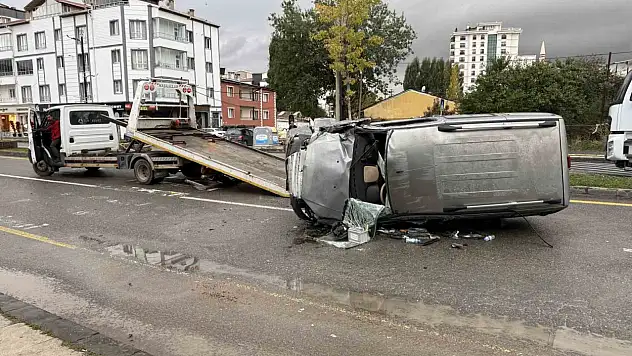 Ticari araç ağaca çarptı: 4 yaralı