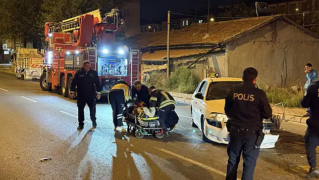 Ağaca çarpan araçta can pazarı!
