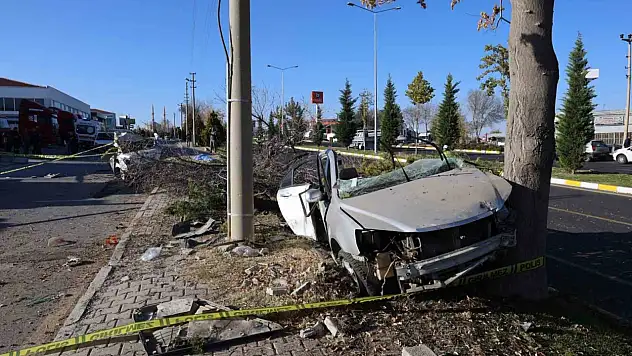 Nevşehir'de feci kaza: Otomobil ikiye bölündü, 2 ölü 1 ağır yaralı!
