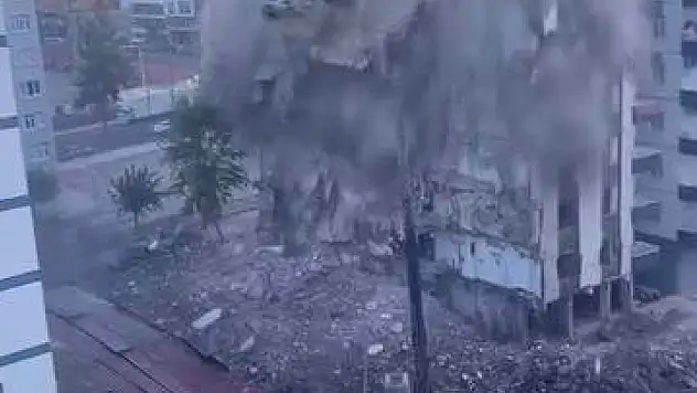 Depremde hasar gören bina bir anda çöktü