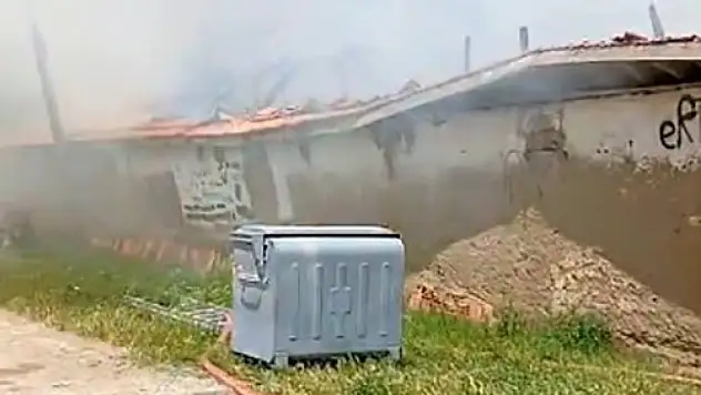 Yozgat'ta ahır yangını paniğe neden oldu: Rüzgar alevleri büyüttü