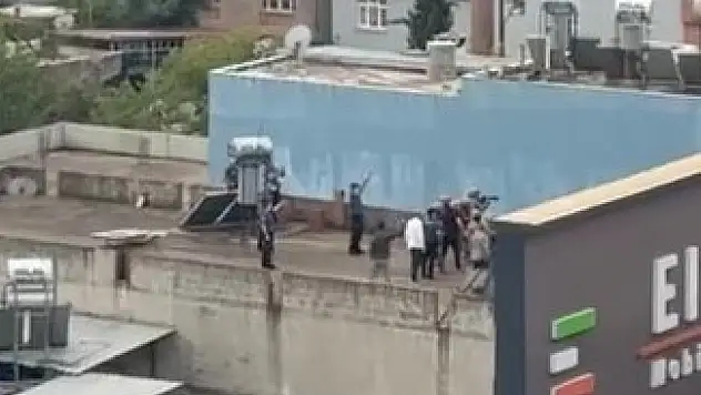 Adana'da ailesini rehin alan şahsa özel harekat polisleri müdahale etti!