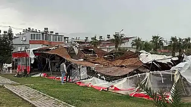 Akdeniz'de hortum kıyı şeridinde yapılara zarar verdi!