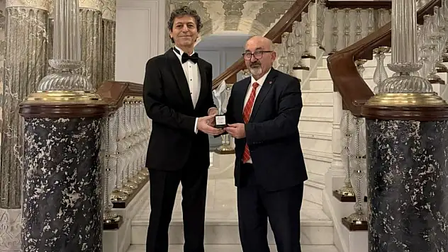 Akif Manaf'a bir Barış Ödülü daha!