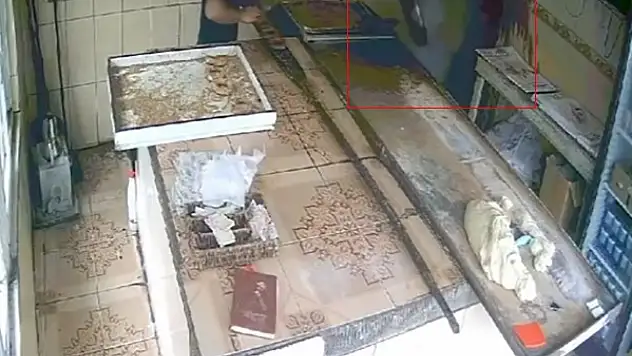 Akıl almaz olay - Kızgın pekmezi başından aşağı döktü!