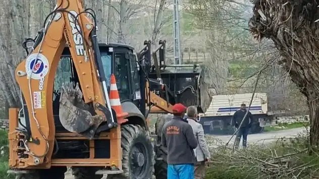 Akkışla yaza hazırlanıyor: Budama, yol genişletme, çevre temizliği....