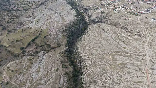 Manastır Vadisi kayadan oyma evleri ve doğal güzellikleriyle ilgi odağı oluyor