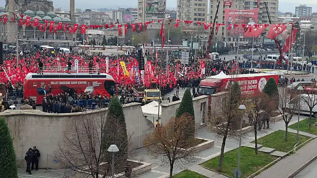 Alan taştı, kalabalık kontrol noktasına dayandı: İmamoğlu'nun ''adalet'' mektubu Kayseri'de okundu
