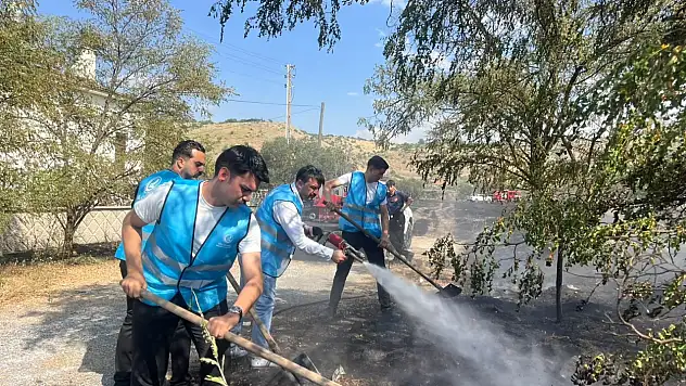Alevler yükselince ilk koşanlardan oldular! Kayseri'de yangın bölgesine destek