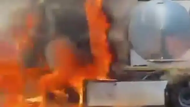 Alevlere teslim olan tır metal yığınına döndü