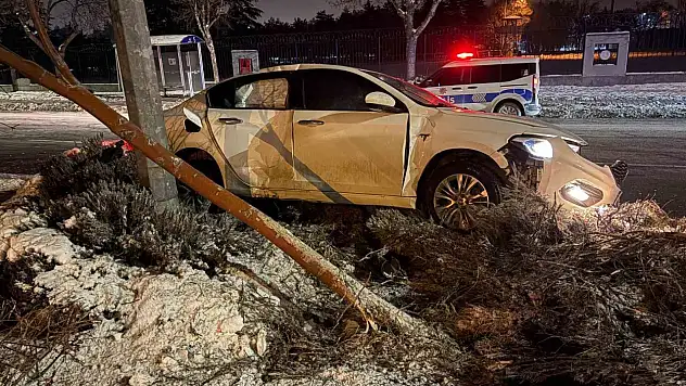 Kayseri'de alkollü sürücü önce ağacı devirdi ardından aydınlatma direğine çarptı!