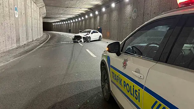 Kayseri'de alkollü sürücünün karıştığı kazada lüks araç pert oldu!