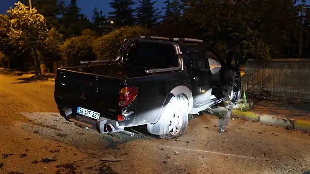 Nevşehir'de ehliyetsiz ve alkollü sürücü üniversite duvarına çarptı!
