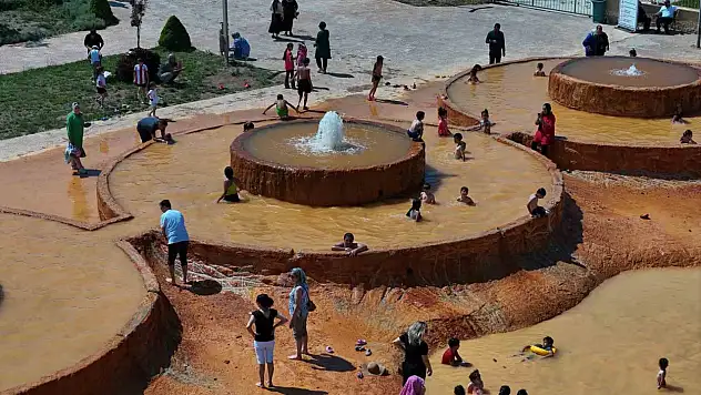 Altın sarısı rengiyle kendine hayran bırakan travertenler ziyaretçilerini ağırlıyor