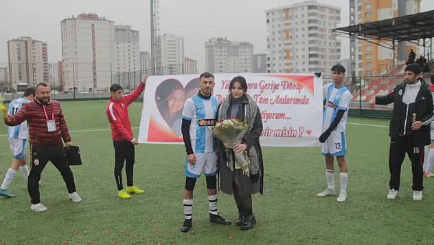 Amatör maçta sürpriz evlilik teklifi