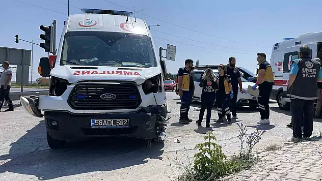 Sivas'ta korkutan kaza: Ambulans ile otomobil kavşakta çarpıştı!