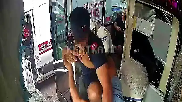 Ambulans ve otobüs sürücüleri arasında 'yol verme' tartışması kavgaya dönüştü