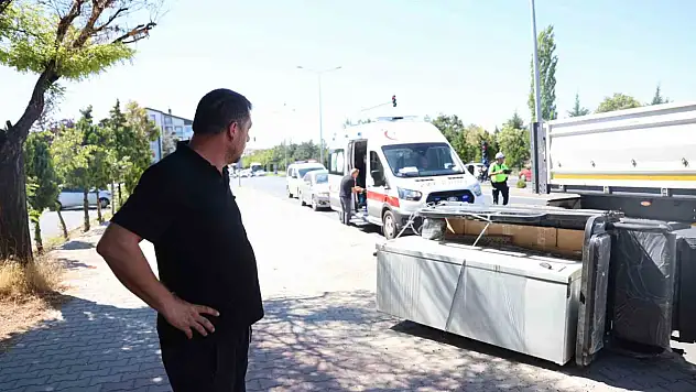 Ambulansa yol vermek isterken motosiklete çarptı