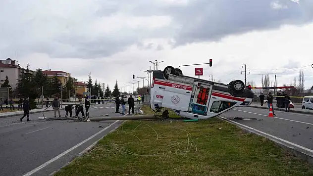 Ambulansla hafif ticari araç çarpıştı