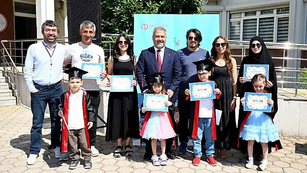 Anadolu Üniversitesi'nde  özel gereksinimli çocukların mezuniyet gururu