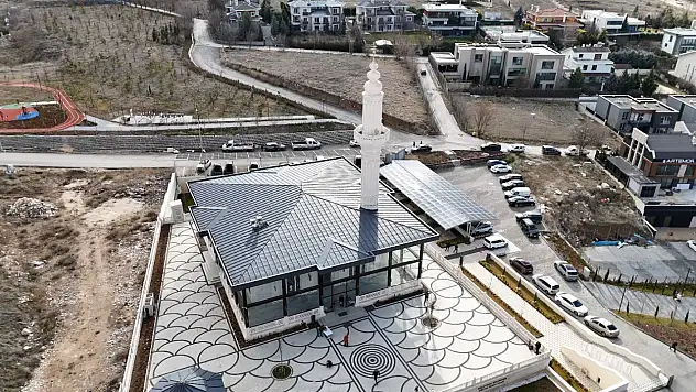 Ankara'da kendi kendine yeten cami...