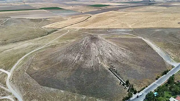 Ankara'daki tümülüs 3 bin 200 yıllık ahşap mezarla dikkat çekiyor