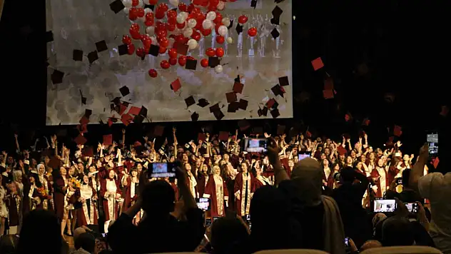 Ankara Hacı Bayram Veli Üniversitesi İletişim Fakültesi mezuniyet heyecanı!