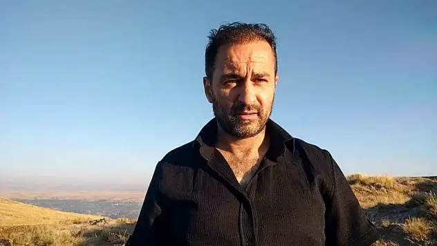 Anne ayı ve iki yavrusu yemek ararken görüntülendi