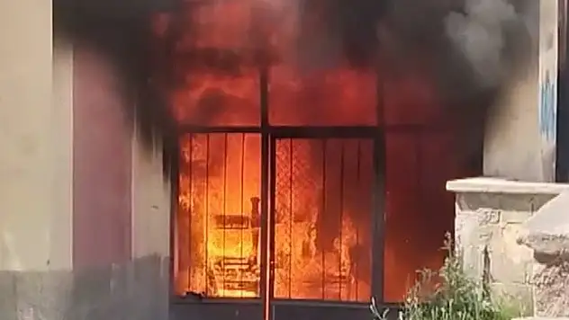 Apartman deposunda yangın çıktı