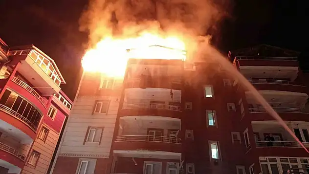 Apartmanın teras katında korkutan yangın