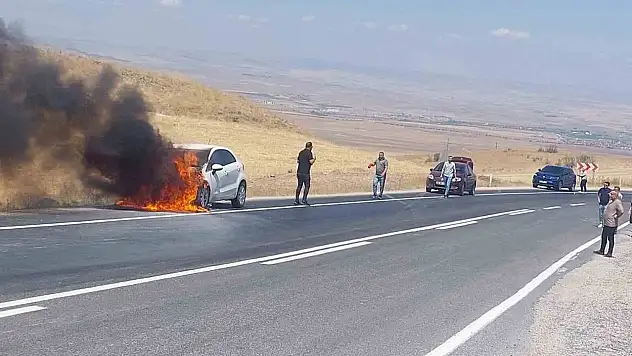 Araç alev alev yandı