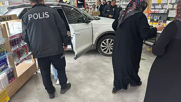 Araç kontrolden çıkıp eczaneye daldı: 1 yaralı