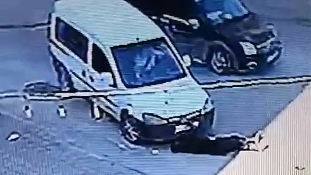 Aracın önüne yatıp sürücünün inmesini bekledi inince arabayı kaçırdı