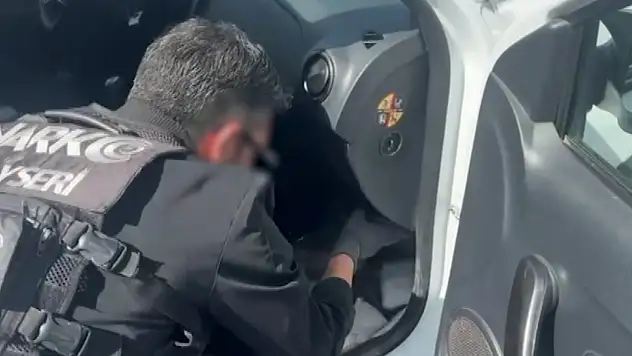 Aracın tabanında 1 kilo 706 gram uyuşturucu madde bulundu
