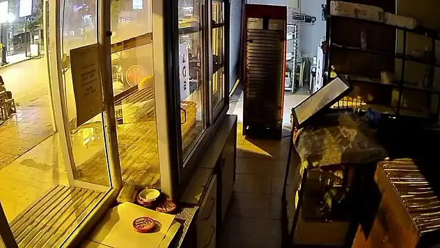 Araçlı şahıslar iş yeri kurşunladı