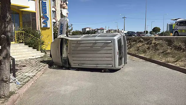 Sivas'ta yoldan çıkan araç devrildi: Şans eseri yararlanan olmadı!