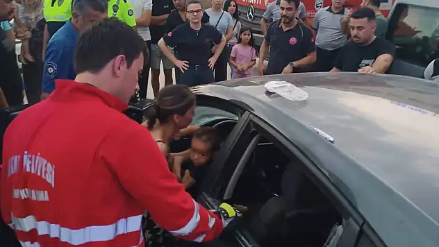 Hatay'da araçta kilitli kalan çocuk camın kırılmasıyla kurtarıldı