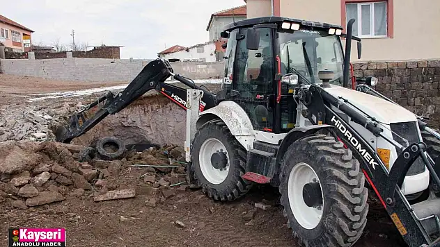 Ardıç'ta metruk yapılar yıkılıyor, inler dolduruluyor