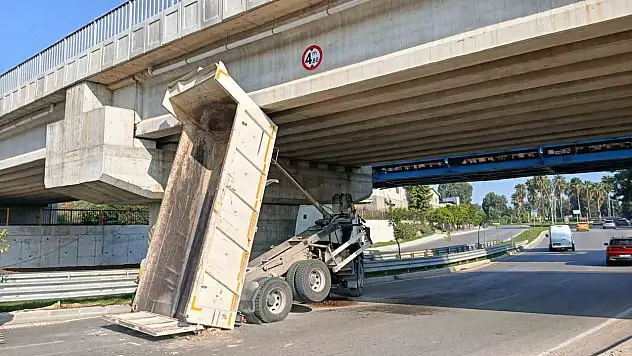 Kamyonunun damperi köprüde takılı kaldı