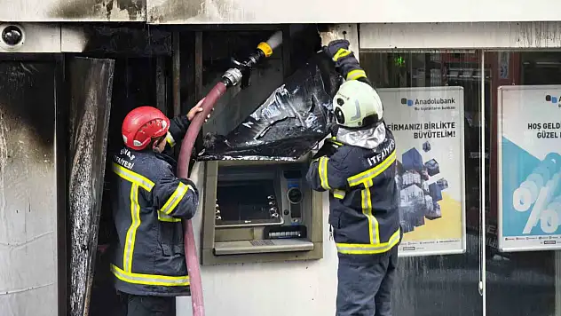 Sivas'ta korkutan yangın: ATM'den dumanlar yükseldi