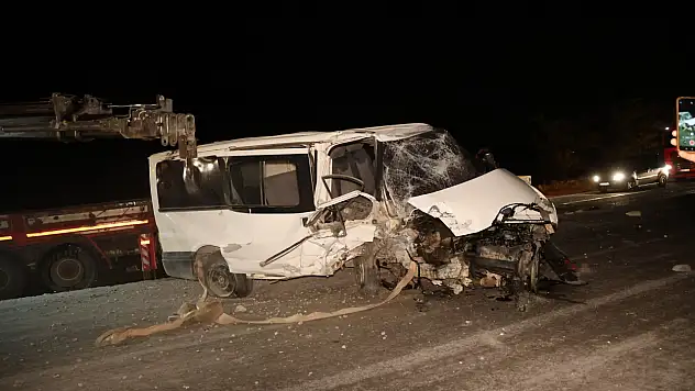 Avanos- Kayseri yolunda otobüs ile minibüs çarpıştı - Yaralılar var!