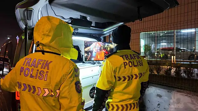 Yeni aldığı ehliyetin zarfını polise açtırdı: İlk cezasını yedi