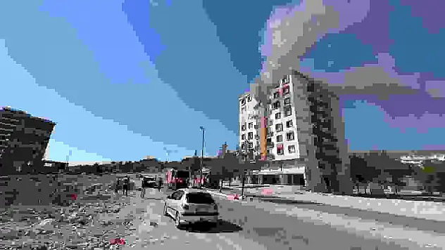 Ayakta kalan orta hasarlı binada yangın paniği