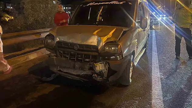 Nevşehir'de otomobil aydınlatma direğine çarptı: 2 yaralı