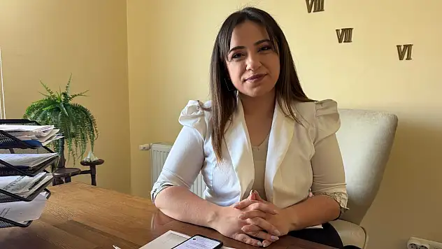 Aynı kanepede oturuyorlar ama birbirlerinden uzaklar! İlişkileri sessizce bitiren tehlike
